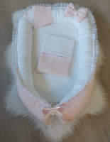 Babynestje licht roze & wit en  een witte rand kant.