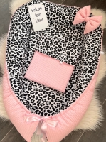 Babynestje roze met panterprint.