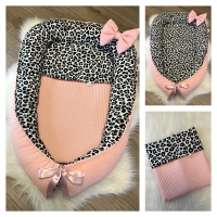 Babynestje roze met panterprint.